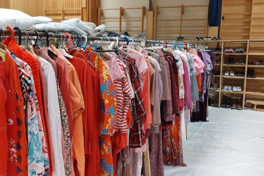 Fargerike secondhand klær på loppemarkedet på Nordstrand skole