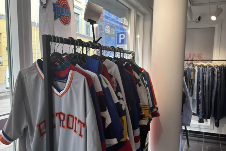 Klesstativ med jerseys på Value
