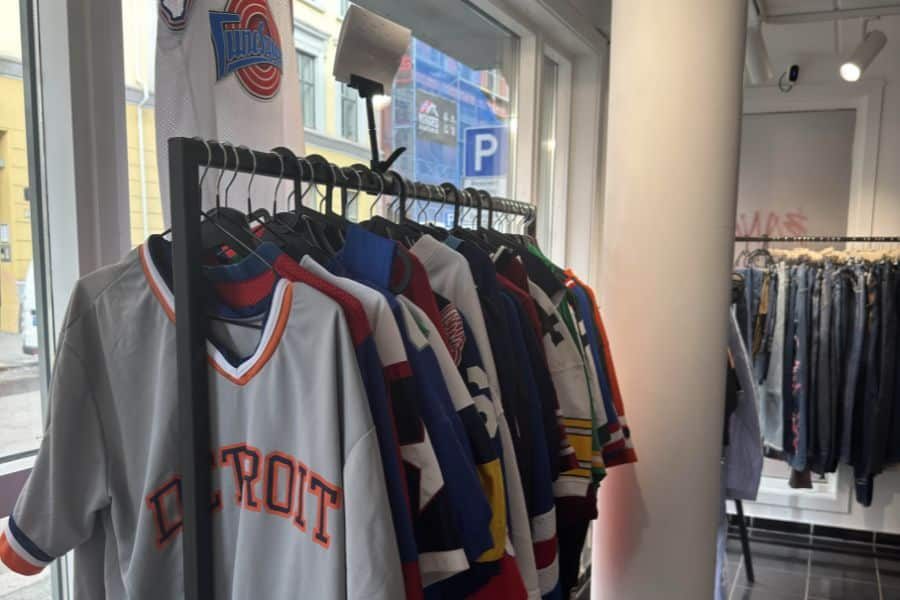 Klesstativ med jerseys på Value