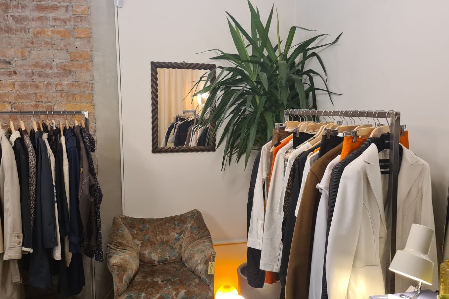 Stol og klesstativ med vintageklær hos Handover Copenhagen på Grunerløkka