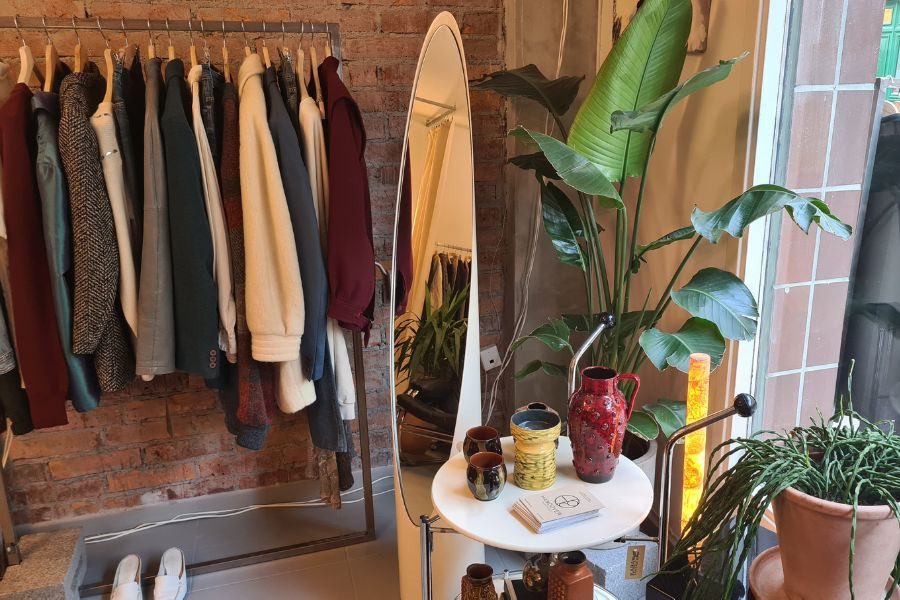 klesstativ, speil og plante hos Handover Copenhagen på Grunerløkka