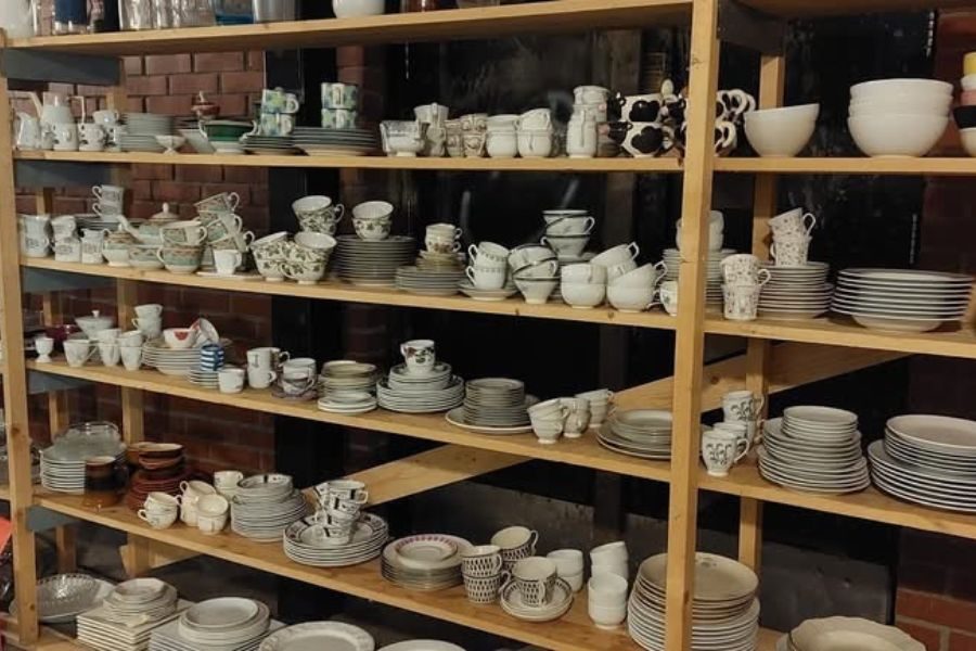 Kopper og service på loppemarkedet på Nordstrand skole