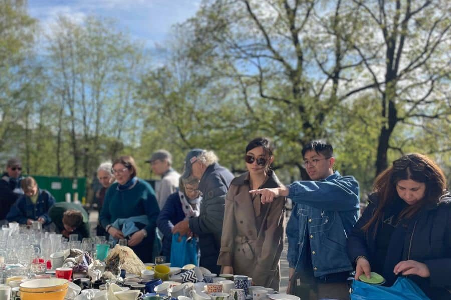 kunder ser på lopper på loppemarkedet på marienlyst skole