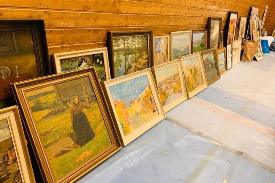 kunst og malerier på loppemarkedet til grindbakken skole