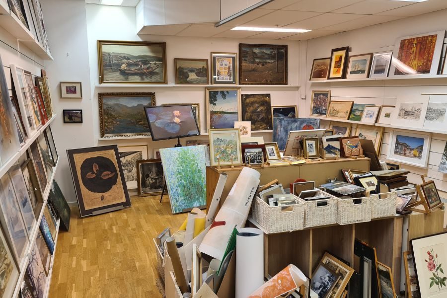 Kunstavdeling med kunst, bilder og plakater hos Fornebu Gjenbruk