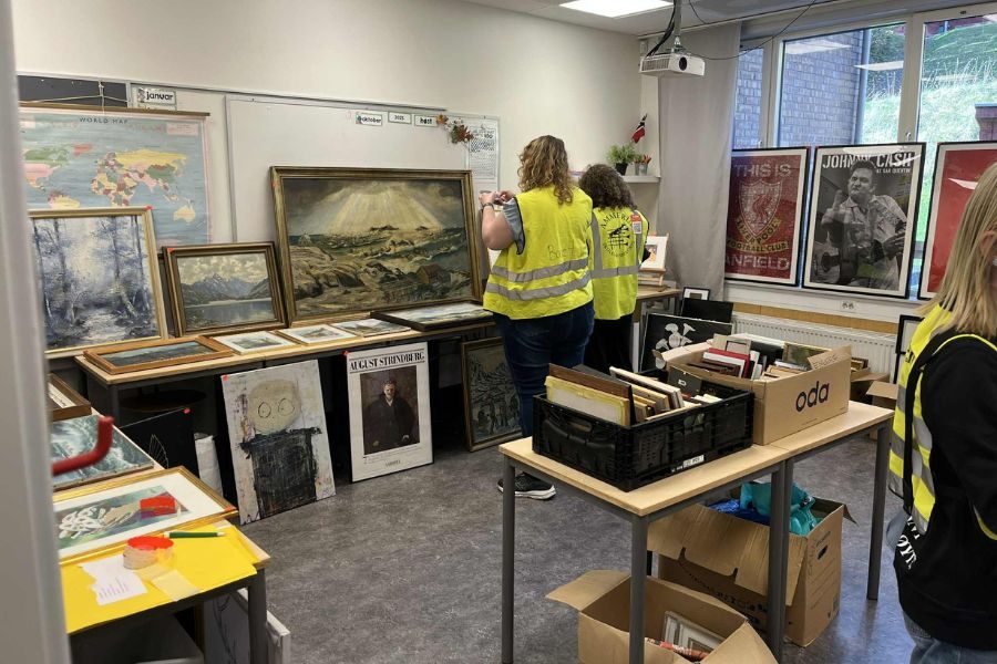 Kunst på gulv, bord og vegger på loppemarkedet på Ammerud skole