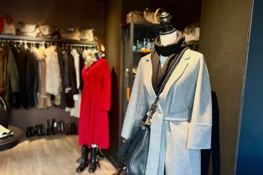 Klær pent utstilt hos Nō.5 Vintage på Frogner