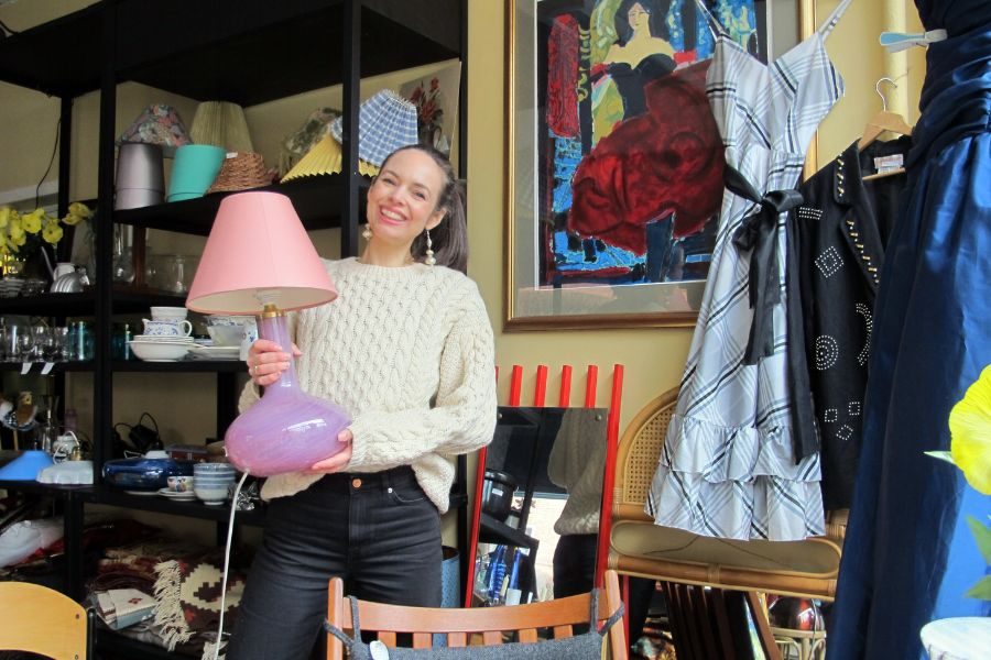 Kvinne holder en vintage lampe hos Tidstypisk på Sinsen