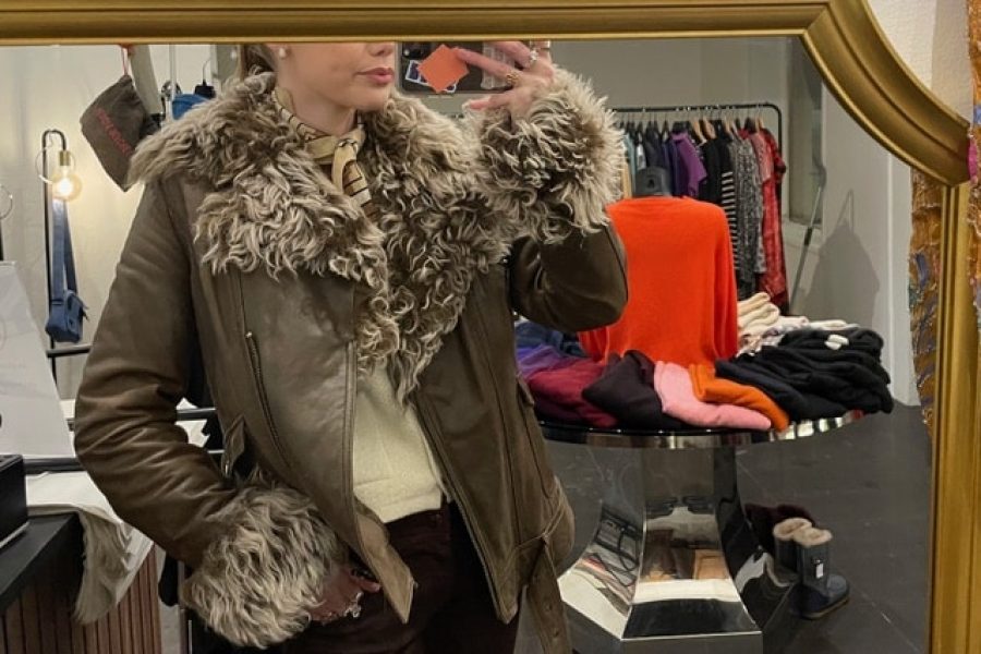 kvinne med kåpe med pelsdetaljer hos fremdeles vintage