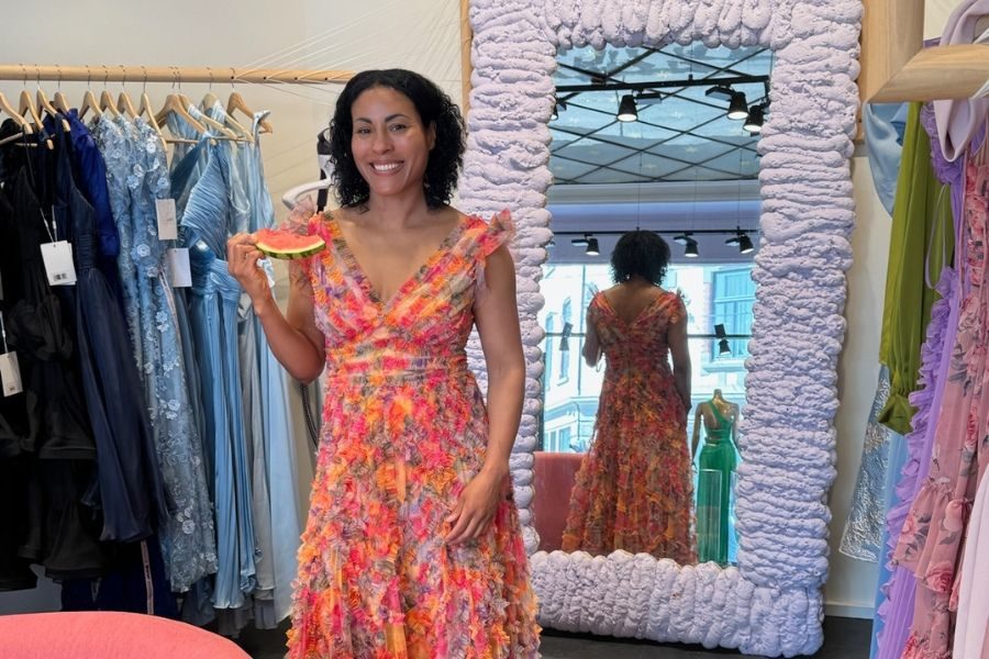 kvinne prøve kjole hos reli oslo