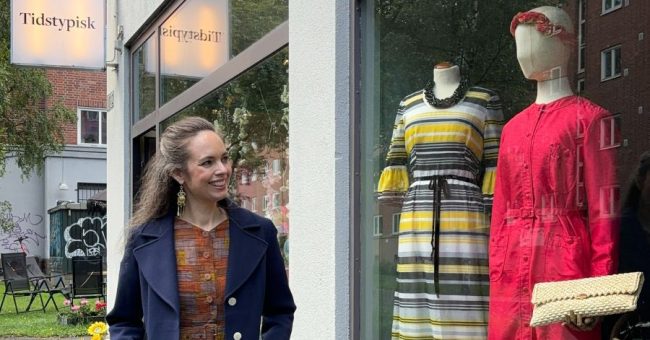 Kvinne ser spent på vintagebutikken Tidstypisk på Sinsen