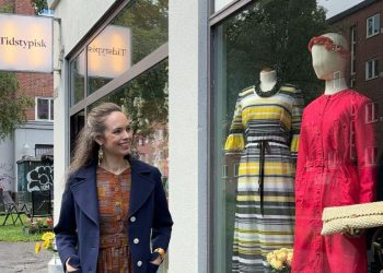 Kvinne ser spent på vintagebutikken Tidstypisk på Sinsen