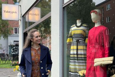 Kvinne ser spent på vintagebutikken Tidstypisk på Sinsen