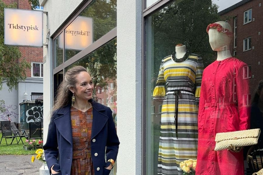 Kvinne ser spent på vintagebutikken Tidstypisk på Sinsen
