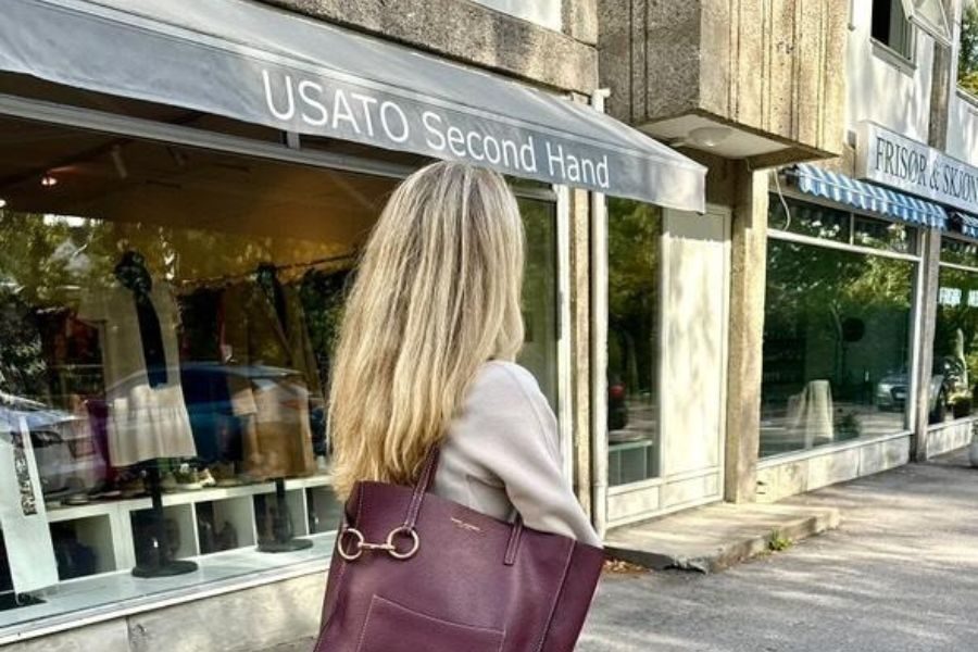 Kvinne utenfor Usato Second Hand på Røa