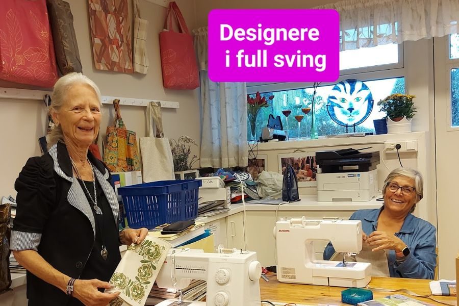 To kvinner som syr på Loppestuene