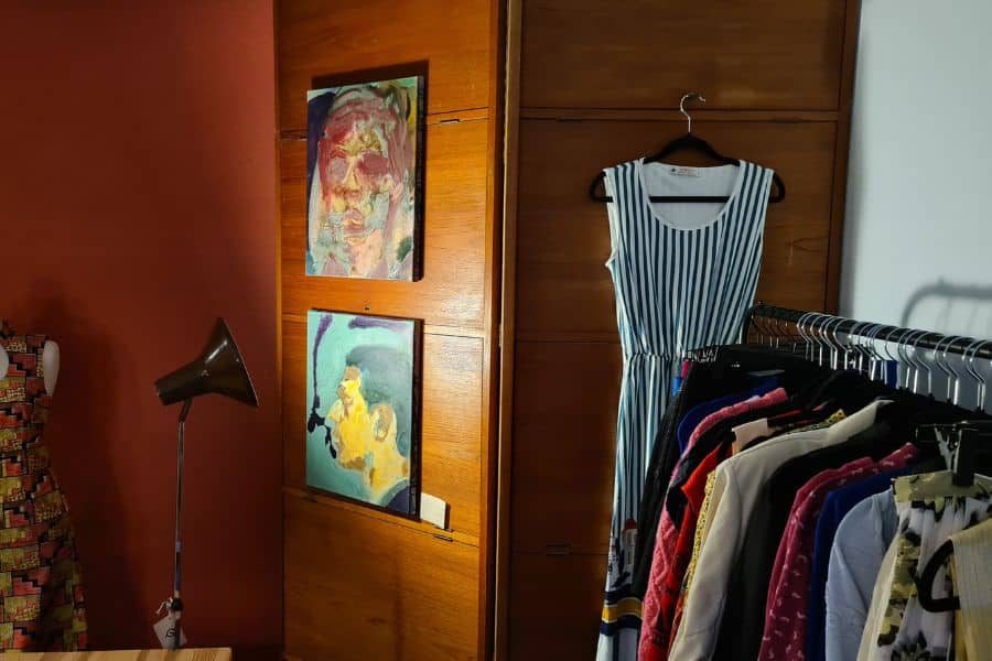 lamper og kunst på vegger hos i studio lux