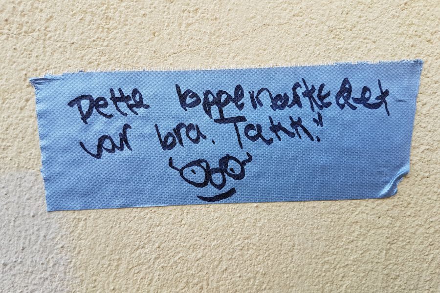 lapp med beskjed om loppemarkedet på smestad skole