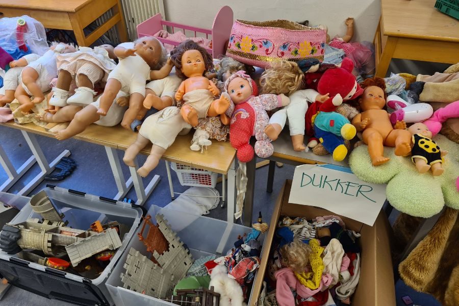 Stort utvalg av brukte dukker på loppemarkedet på Smestad skole