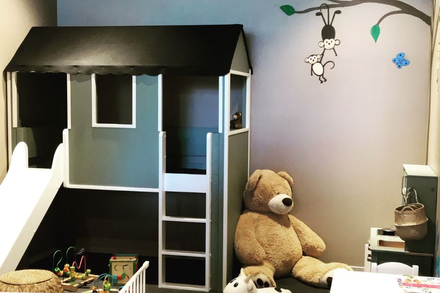 Område med lekehus og bamse på Green Kids & Moms