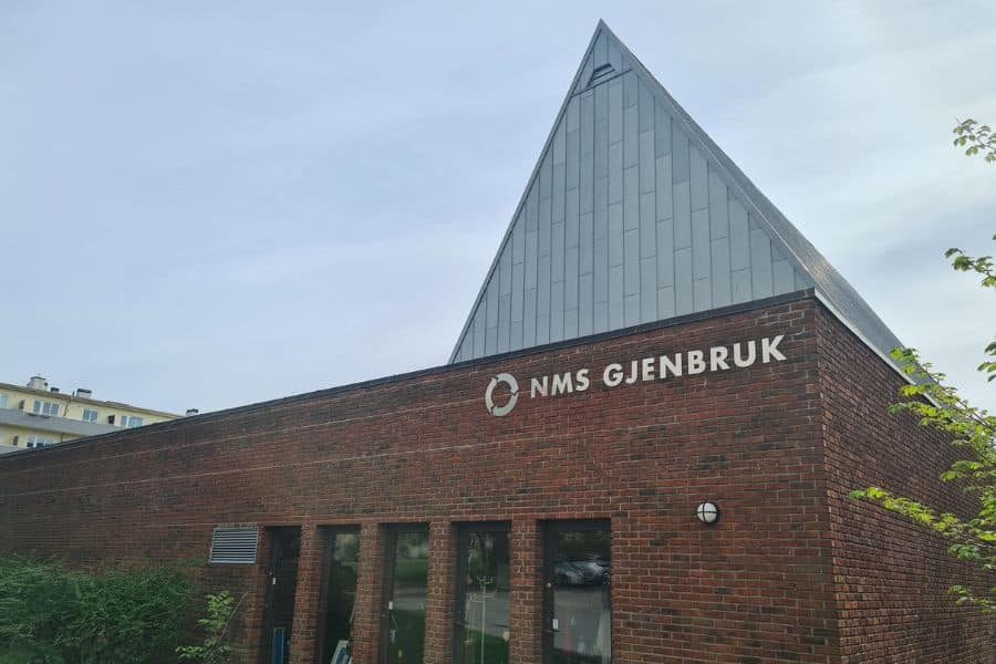 Lilleborg Kirke med bruktbutikken NMS Gjenbruk Lilleborg