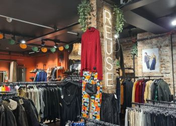 Lokalene hos UFF Torggata med klær på stativer og en stolpe det står reuse på