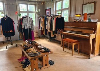 Lokalene til Hidden Gem med piano og stativer med klær