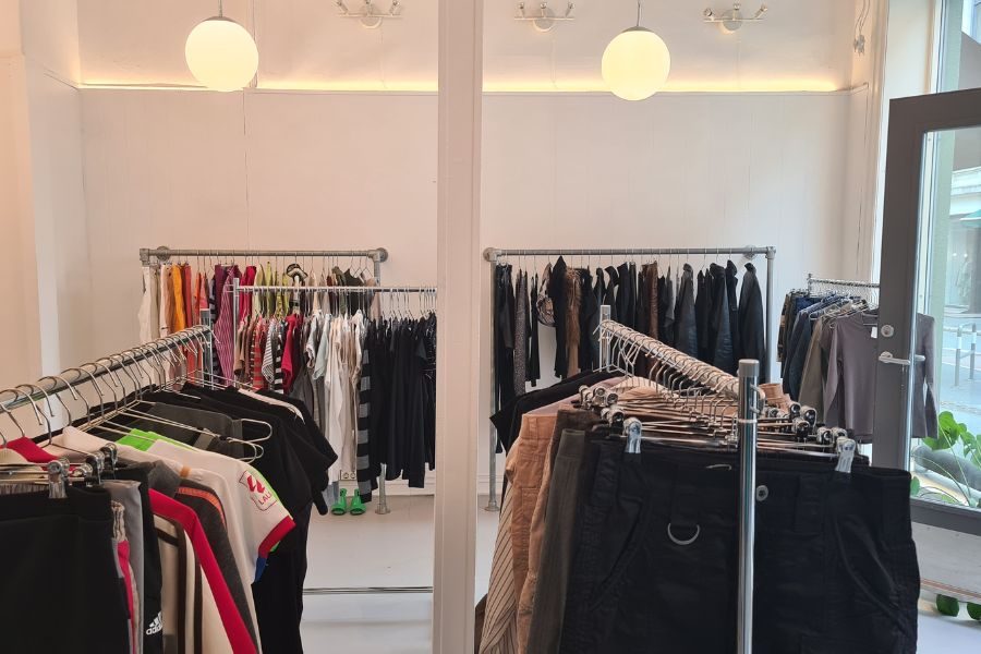 Store, lyse lokaler hos V06 på Grunerløkka med mange klesstativ