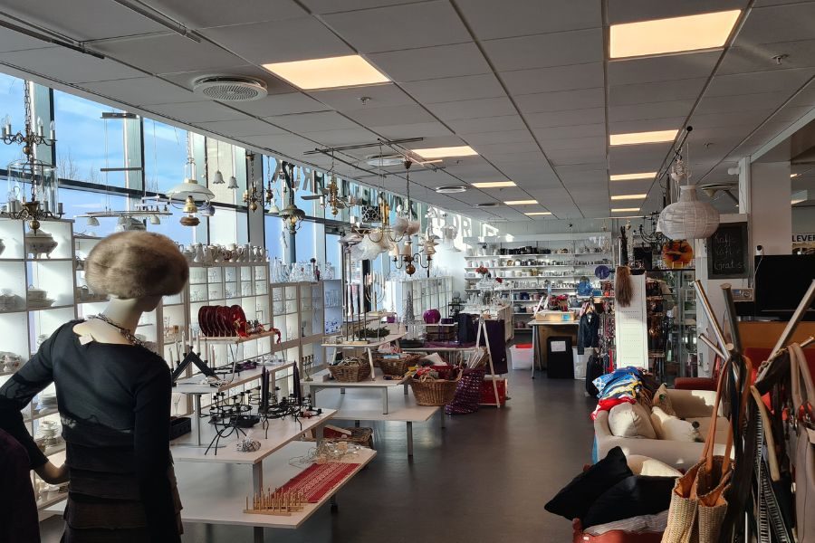 Inngangspartiet hos Fornebu Gjenbruk med service og glass