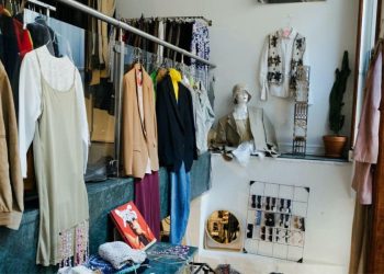 Lokalet til Prisløs med klær som dekorerer lokalet