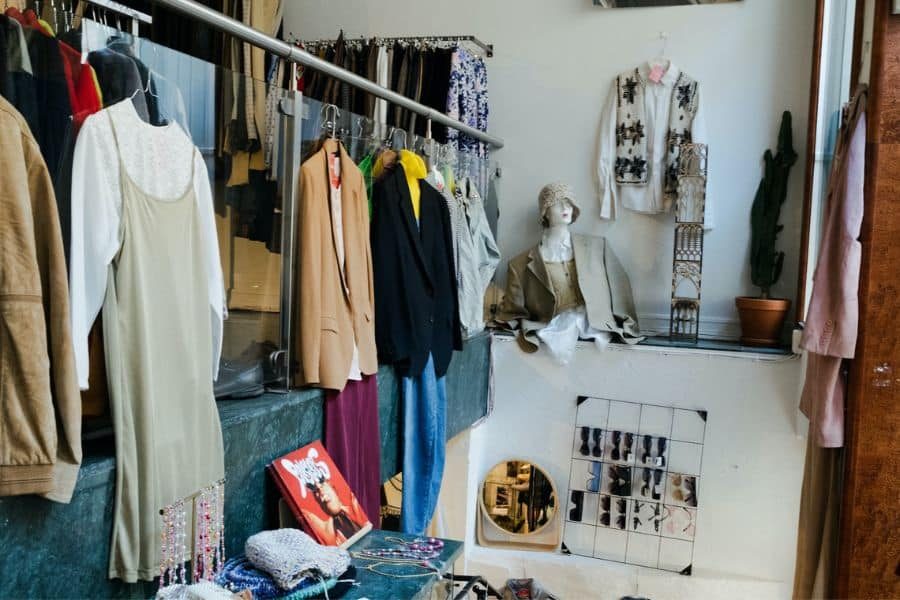 Lokalet til Prisløs med klær som dekorerer lokalet