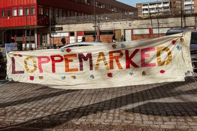 Banner med påskrift Loppemarked fra Lilleborg skoles musikkorps