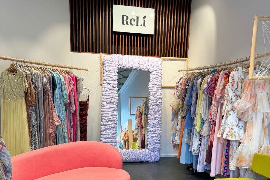 lounge hos reli oslo med stativer med klær