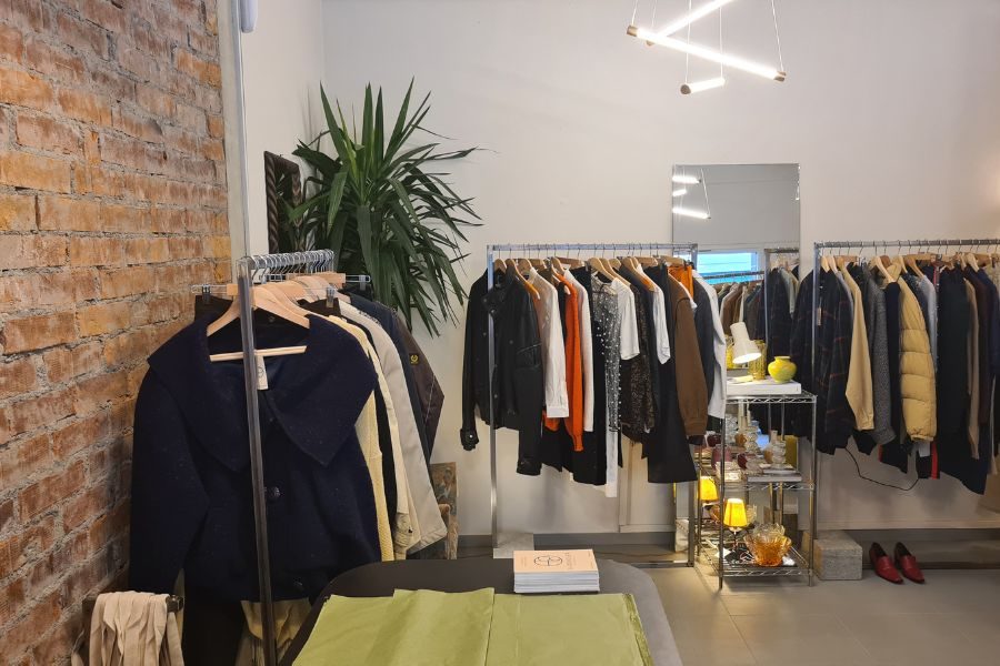 KLesstativ med vintage klær hos Handover Copenhagen på Grunerløkka