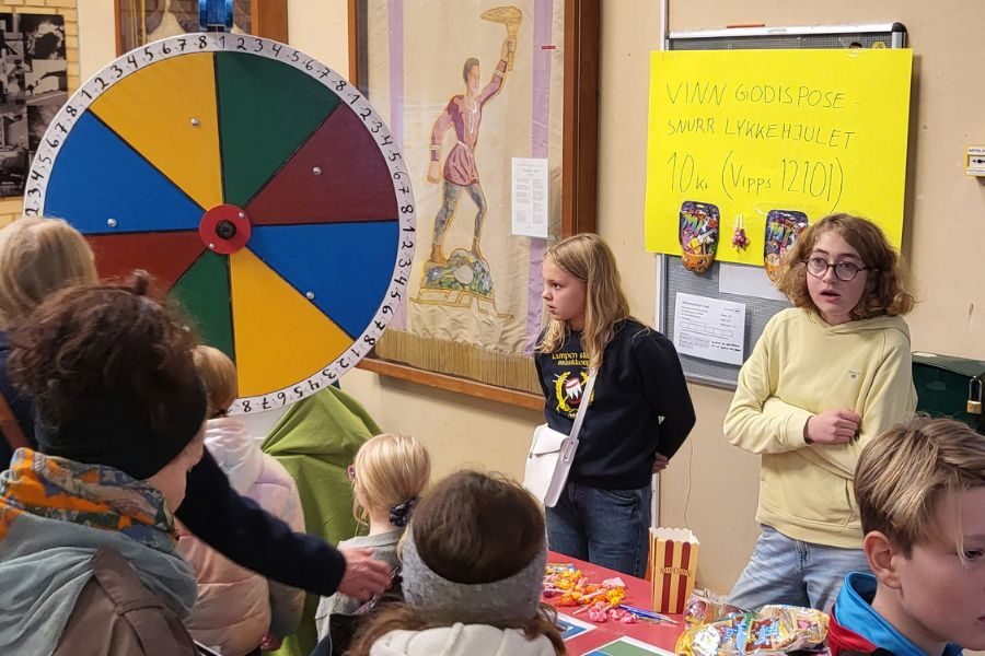 Mange barn ved lykkehjulet på loppemarkedet på Kampen skole