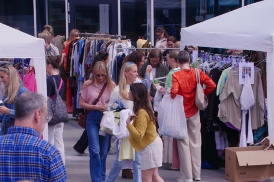 mange besøkede hos lilleaker bazar