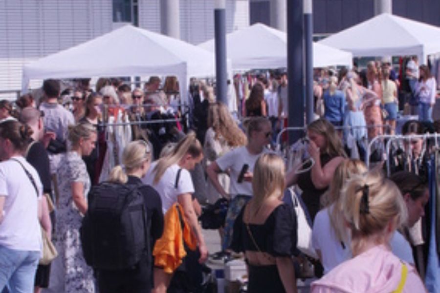 mange besøkende på lilleaker bazar markedet