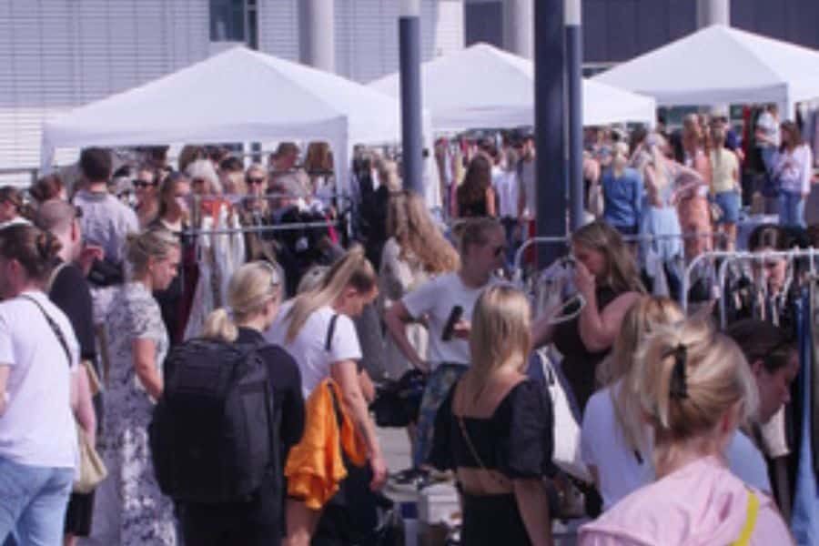 mange besøkende på lilleaker bazar markedet