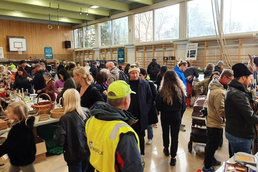 Aula på loppemarkedet på Smestad skole fullt av folk