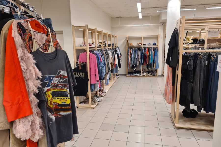 Mange stativer med klær hos Det Gule Hus Flagship