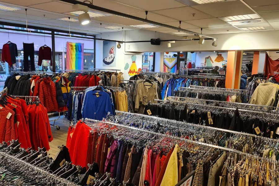 Store lokaler med mange stativer med secondhand og vintage hos UFF Brugata