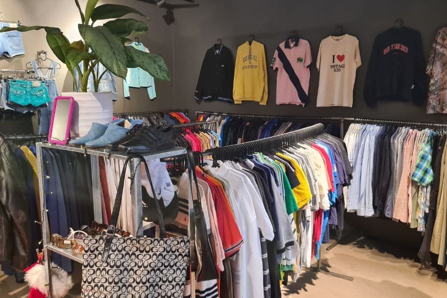 mange stativer med brukte klær hos vintage kid oslo på helsfyr