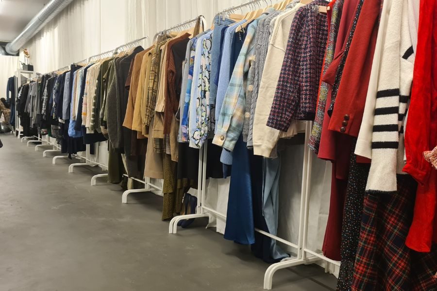 mange stativer med secondhand hos friperie