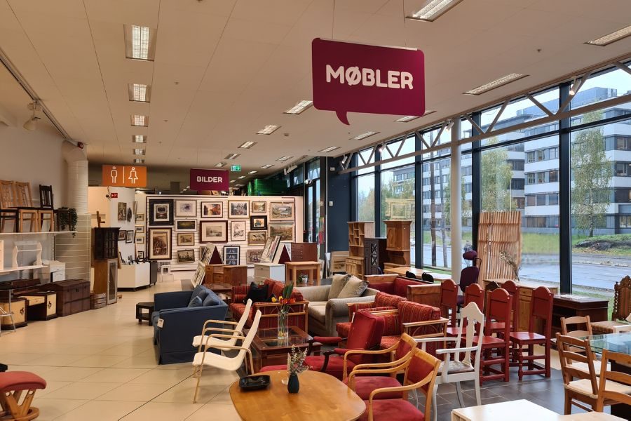 Møbelavdeling med sofaer, stoler og bord hos ME Hasle