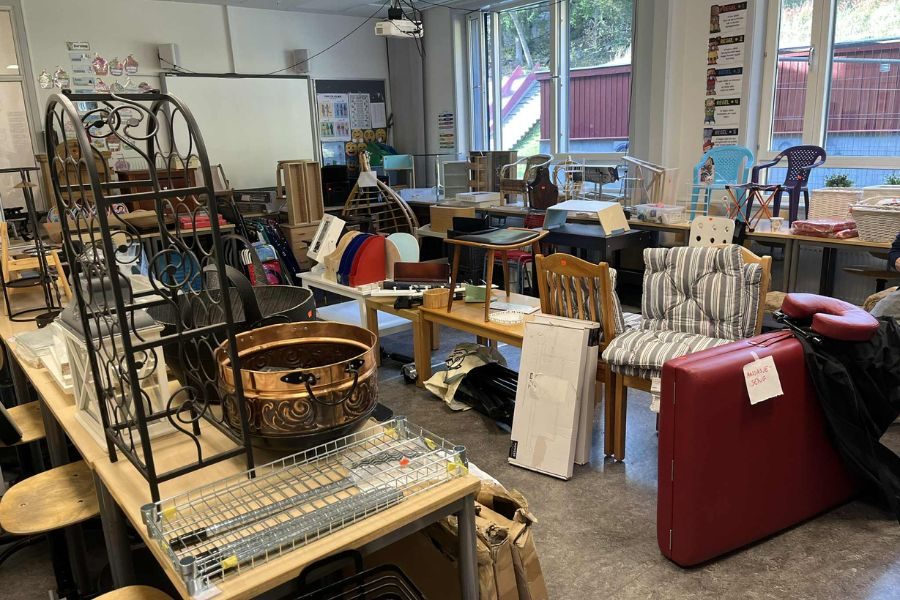 Små møbler og interiør på loppemarkedet på Ammerud skole
