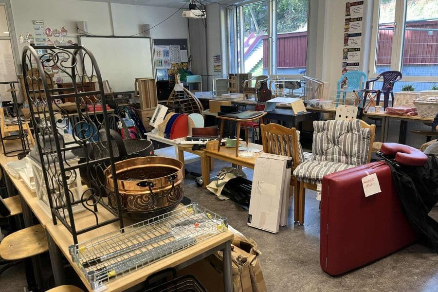 Små møbler og interiør på loppemarkedet på Ammerud skole