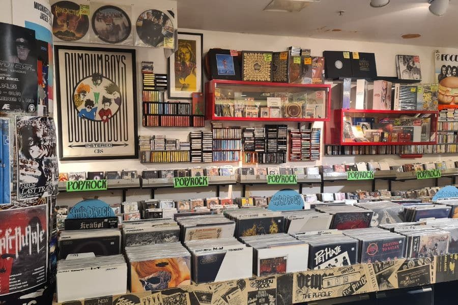 musikk og merch hos råkk & rålls