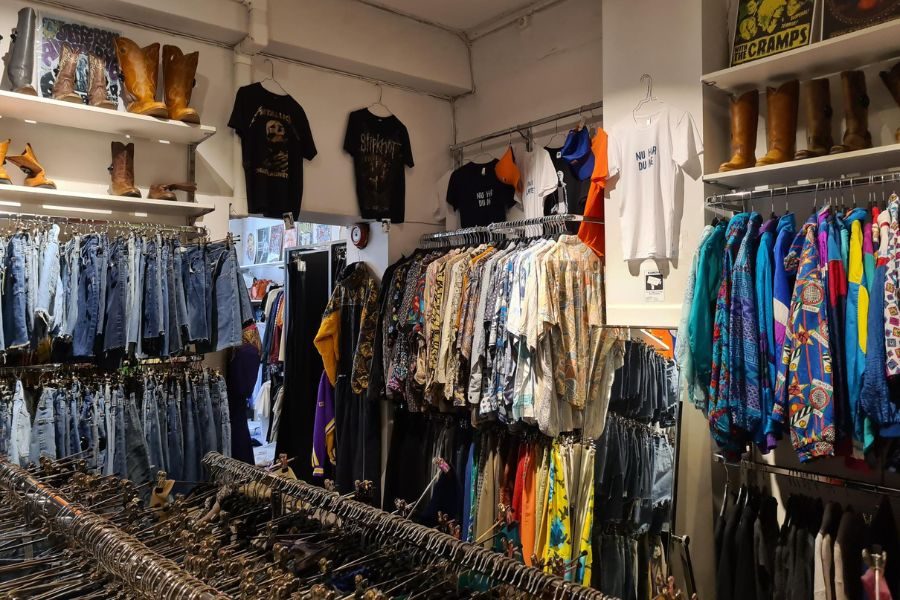Mange forskjellige kategorier klær selges hos Velouria Vintage på Grunerløkka