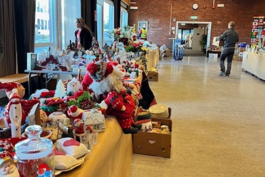 Det selges nips, service og pyntegjenstander på Bøler og Nøklevann sitt loppemarked på Ulsrud videregående skole