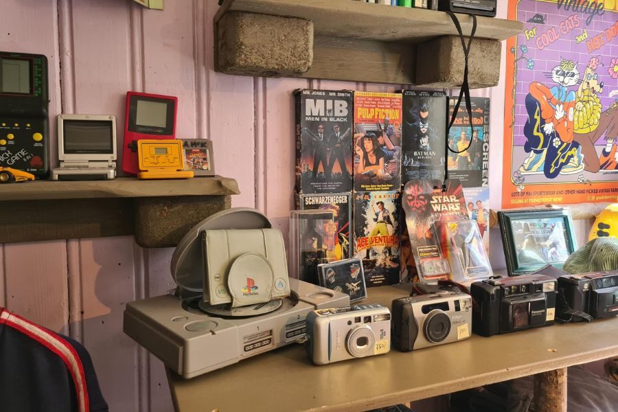 Nostalgisk dekorasjon med Playstation, VHS, kamerer m.m. hos Good Vibes Vintage på Grunerløkka